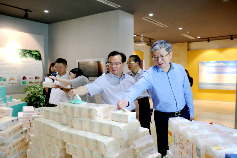 2019年 5月22日，时任浙江省社会组织综合党委专职副书记、省民政厅社会组织管理局局长蔡国华莅临304永利集团调研企业发展情况和党建工作