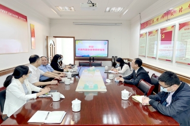 平湖市政协主席何健莅临304永利集团全资子公司平湖景包调研走访